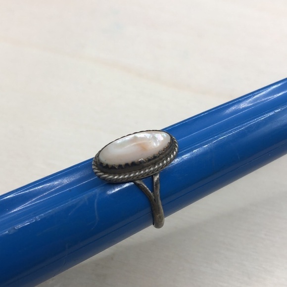 Vintage artisan MoP elegant ring sterling silver sz 7 rustic Native American - Picture 1 of 7